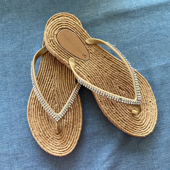 Cute rhinestone flip flops ! Size7 - Picture 2 of 2